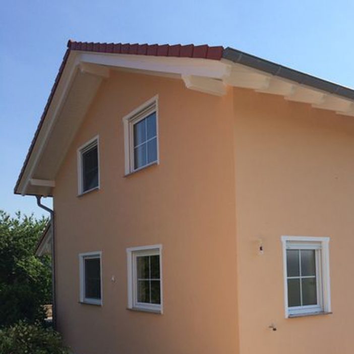 Frisch gestrichene Fassade eines Einfamilienhauses
