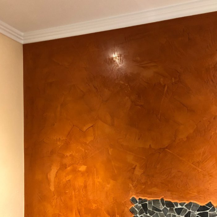 Wand in kupferfarbener Spachteltechnik