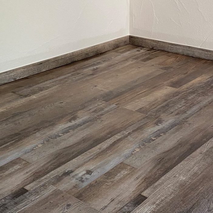 Neu verlegter Vinylboden in Holzoptik